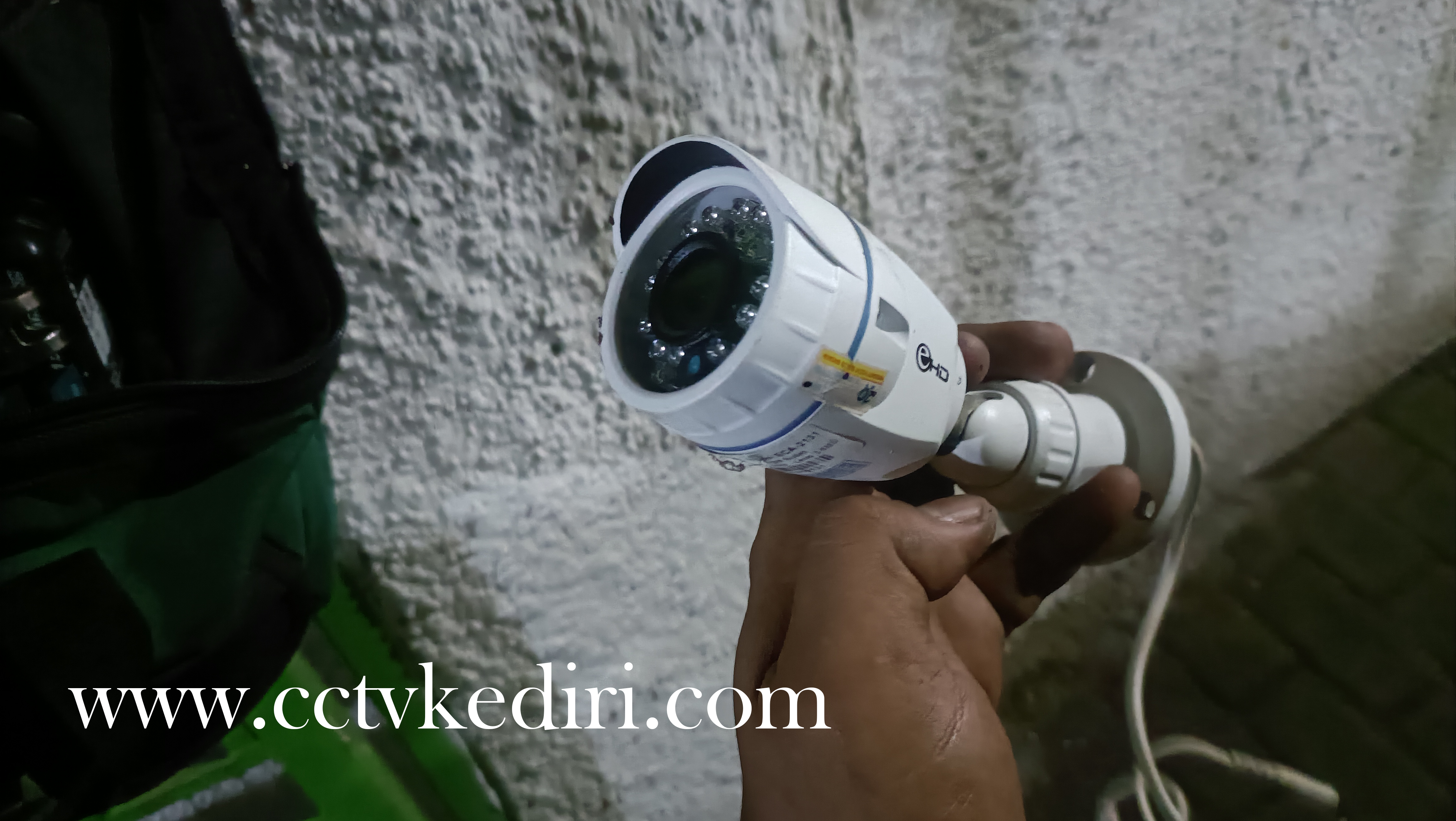 <p><strong>Apa itu CCTV? </strong>Closed Circuit Television( CCTV) adalah sistem karema video yang di gunakan utuk memantau dan merekam aktivitas &nbsp;di area tertentu CCTV berfungsi sebagai alat keamanan yang memungkinkan pemiik rumah, kantor, pabrib,toko, atau area publik untuk mengawasi situasi secara real-time maupun melalui rekaman.CCTV berbeda dengan siaran televisi biasa karena sinyalnya tidak disiarkan secara umum, tetapi bersifat tertutup hanya untuk pihak yang berkepentingan.</p>